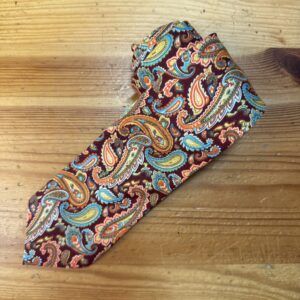 1. Foulard de seda con estampado paisley en tonos cálidos y vibrantes para mujer.