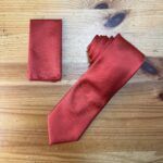 Corbata roja de seda para ocasiones especiales. Elegancia y estilo en accesorios de alta calidad.