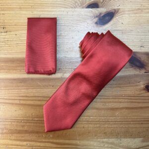 Corbata roja de seda para ocasiones especiales. Elegancia y estilo en accesorios de alta calidad.