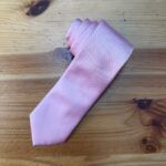 Corbata rosa de seda para eventos formales y bodas. Perfecta para complementar tu atuendo femenino elegante.