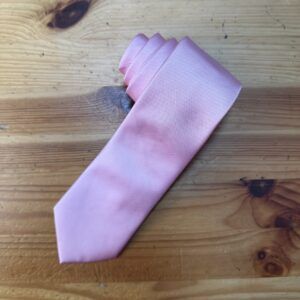 Corbata rosa de seda para eventos formales y bodas. Perfecta para complementar tu atuendo femenino elegante.