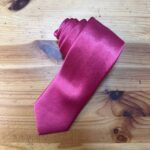 Lazo de envío artesanal en satén fucsia para moda y decoración.