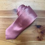 Lazo de seda rosa metálica para accessorios y moda femenina.