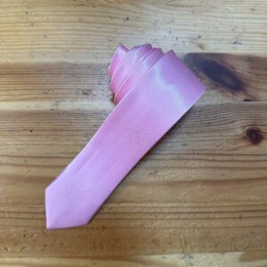 1. Lazo de seda rosa para decorar y hacer peinados elegantes.