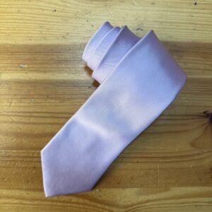 Corbata de seda lila, elegante y de calidad para ocasiones formales y eventos especiales.