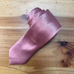 Lazo de seda rosa maquillaje, elegante y suave, ideal para adornar vestidos y accesorios de alta costura.