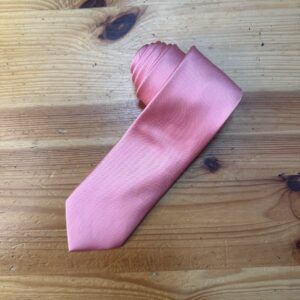 Lazo rosa de satén para ceremonias y eventos elegantes.