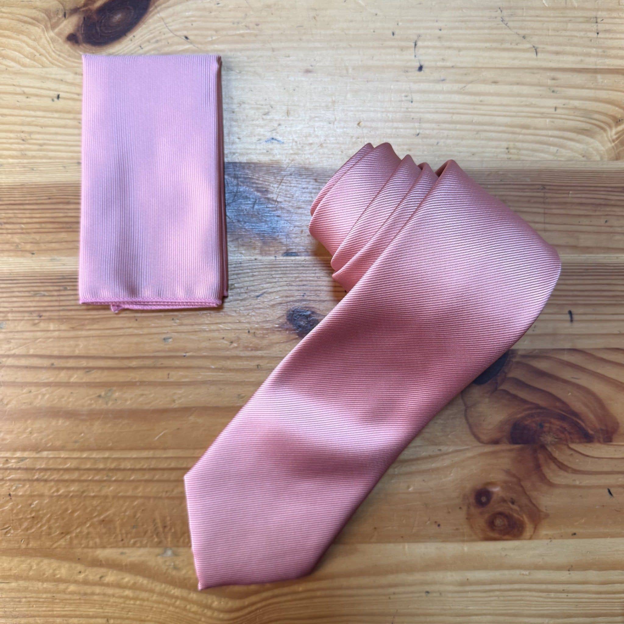 Corbata rosa de satén y pañuelo a juego para accesorios de moda y eventos formales.