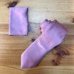 Corbata de seda rosa suave, elegante y de alta calidad para ocasiones especiales.