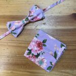 Colorido conjunto de accesorios de tela con estampado de rosas, ideal para arreglos florales y eventos especiales.