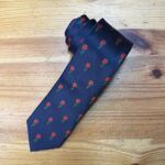 Corbata azul con estampado de rosas rojas, elegante y moderna para hombre.