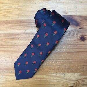 Corbata azul con estampado de rosas rojas, elegante y moderna para hombre.