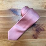 Corbata de seda rosa palo, elegante y de alta calidad para ocasiones formales y discursos.