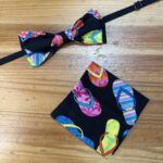 1. Corbata y mascarilla con estampado colorido de sandalias y temática veraniega.