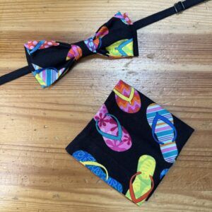 1. Corbata y mascarilla con estampado colorido de sandalias y temática veraniega.