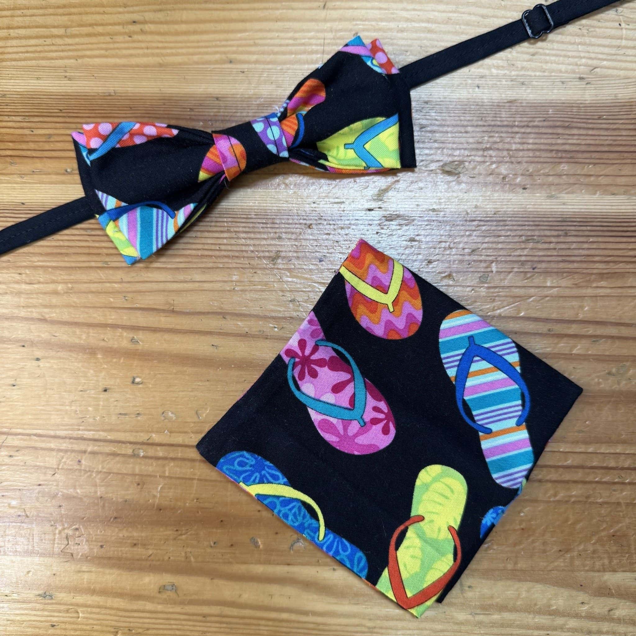 1. Corbata y mascarilla con estampado colorido de sandalias y temática veraniega.