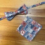 Corbata y pañuelo estampados con sellos postales vintage para accesorios de moda.