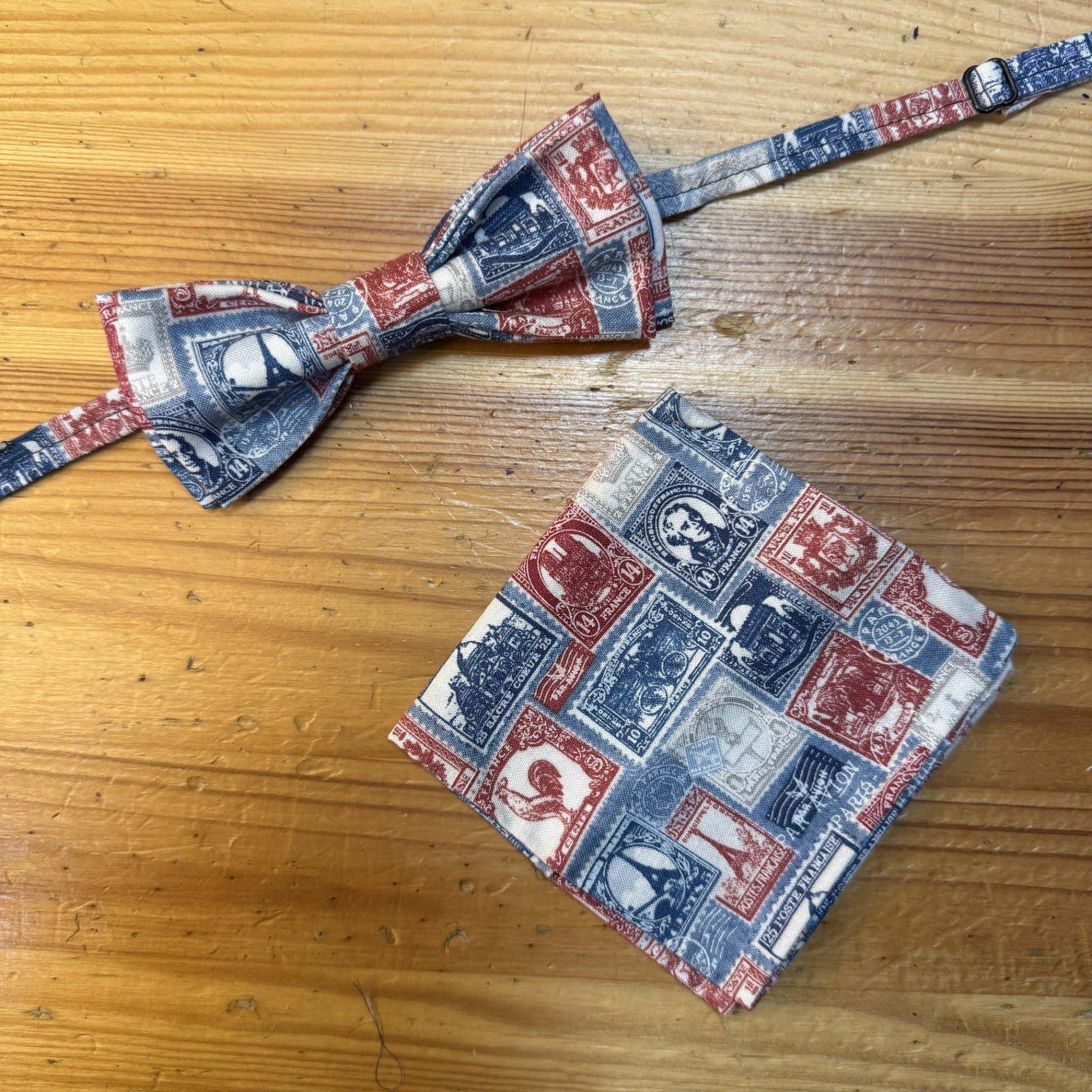 Corbata y pañuelo estampados con sellos postales vintage para accesorios de moda.