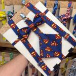 1. Corbata y cinturón de superhéroe Superman para niños en diseño divertido y original.