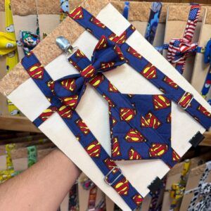 1. Corbata y cinturón de superhéroe Superman para niños en diseño divertido y original.