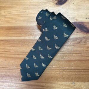 Corbata azul con diseño de logotipo dorado, elegante accesorio para eventos y ocasiones formales.