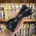 1. Pañuelo negro con logotipo dorado de Disney, accesorio de moda para cabello y cuello.