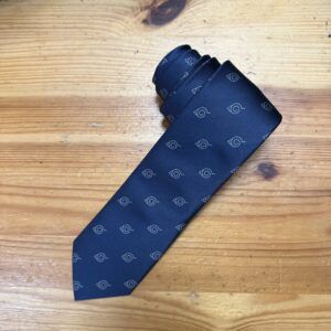 Corbata azul con logotipo en patrón, elegante y de calidad, ideal para ocasiones formales.