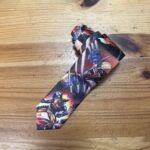 Tira de tela con diseño de cómic y personajes de Marvel sobre madera clara.