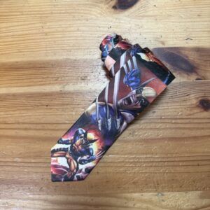 Tira de tela con diseño de cómic y personajes de Marvel sobre madera clara.