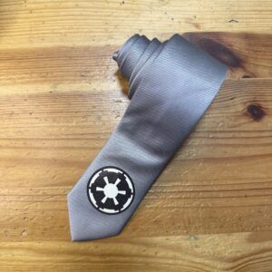 Corbata gris con logotipo de Star Wars, elegante y moderna, ideal para eventos formales y aficionados de la saga.