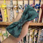 1. Listado de pajaritas de tela con diferentes diseños y colores en tienda de accesorios.