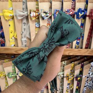 1. Listado de pajaritas de tela con diferentes diseños y colores en tienda de accesorios.