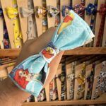 1. Listón de tela de personajes de Disney, Ariel y Doña Lola, en tienda de accesorios.