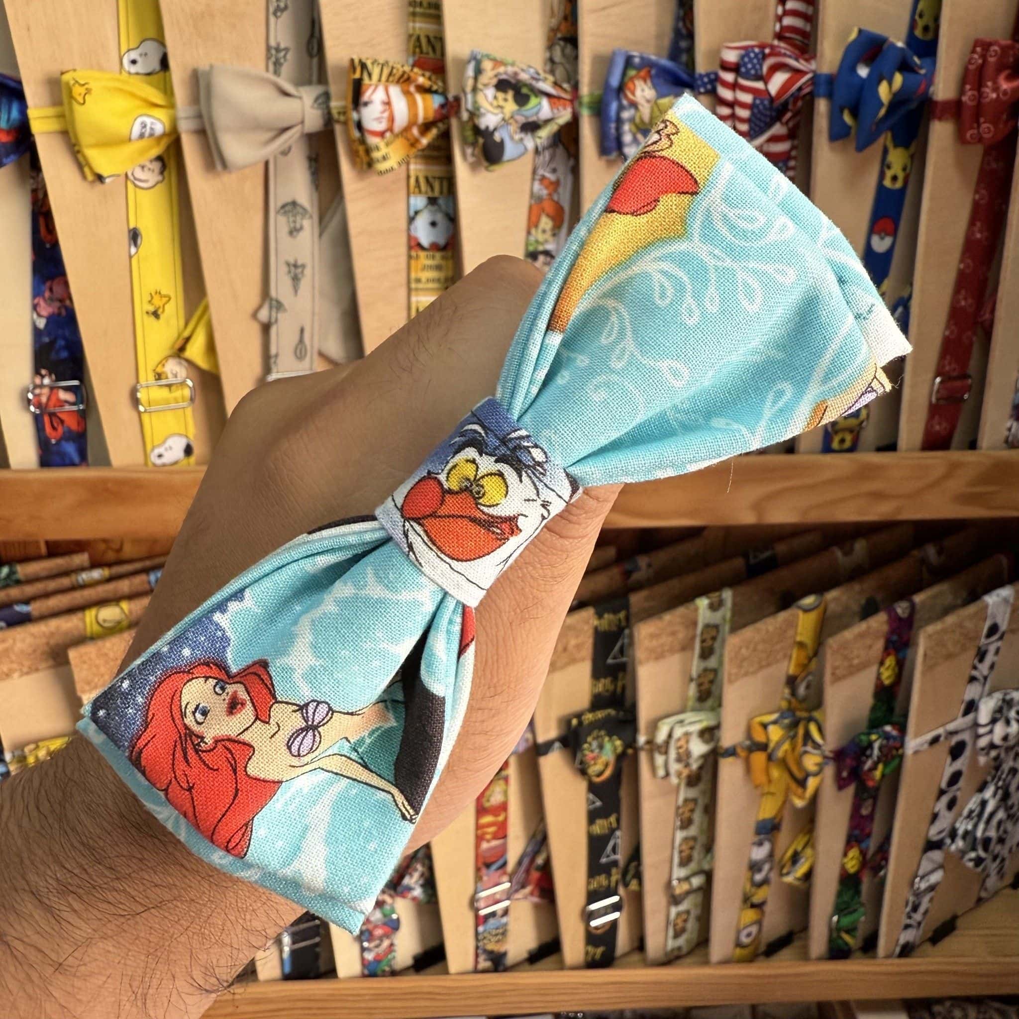 1. Listón de tela de personajes de Disney, Ariel y Doña Lola, en tienda de accesorios.