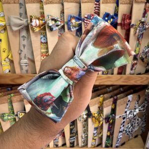 Cinta de tela con personajes de dibujos animados y diseño colorido, perfecta para accesorios y moda infantil y femenina.