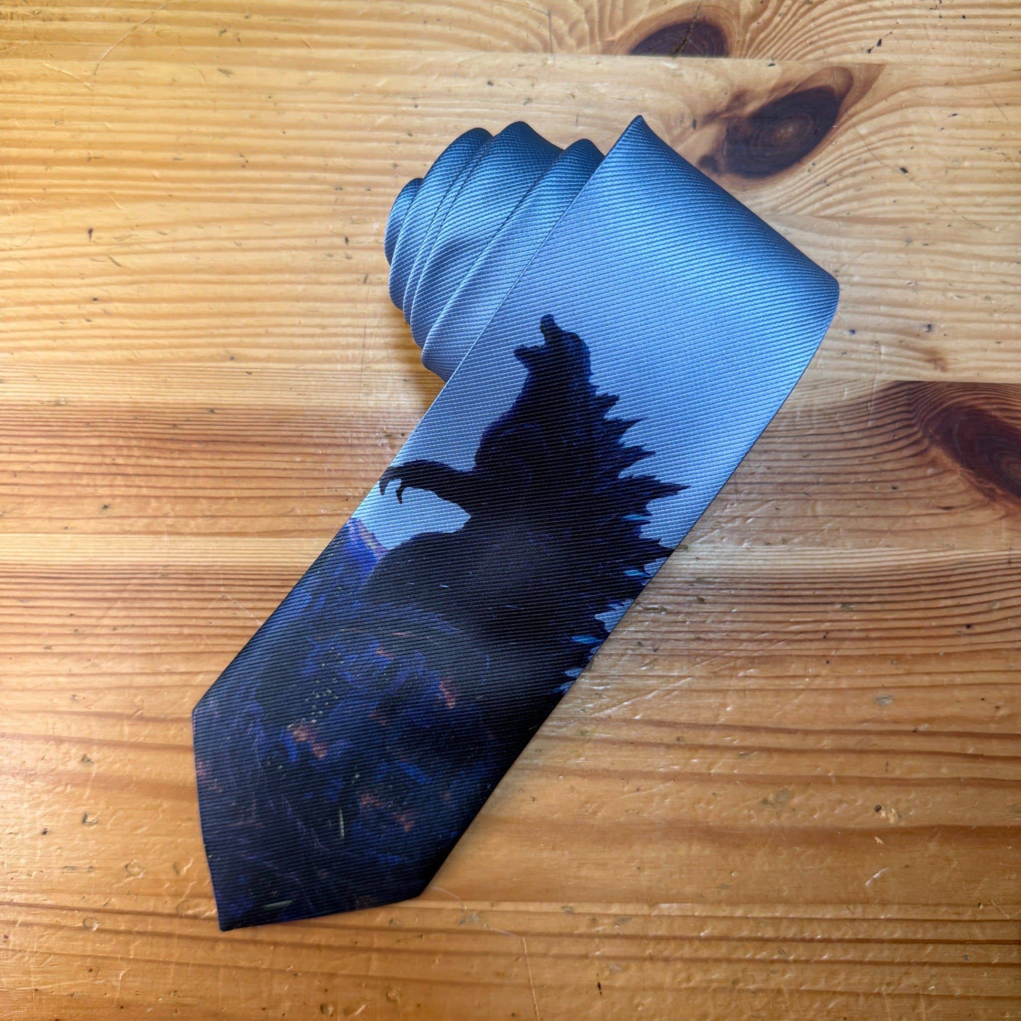 Corbata con diseño de Godzilla, estampado en tonos oscuros, ideal para looks elegantes y originales.