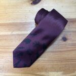 Corbata burdeos con diseño náutico y anclas, elegante y con estilo para ocasiones especiales.