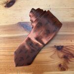 Corbata de seda marrón con estampado de utensilios de cocina, para eventos elegantes y sofisticados.