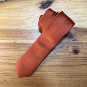 Corbata de seda en color terracota, perfecta para eventos formales y estilos elegantes.