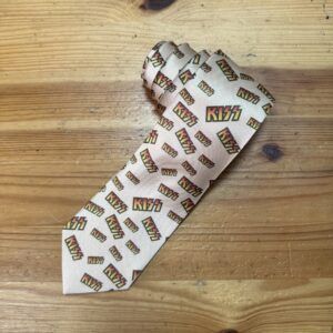 Corbata con logotipo de KISS, diseño vintage de banda de rock, fashion y accesorios para conciertos.