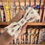Lazo de tela con estampado de calaveras, estilo bandana, en tienda de accesorios para mascotas.