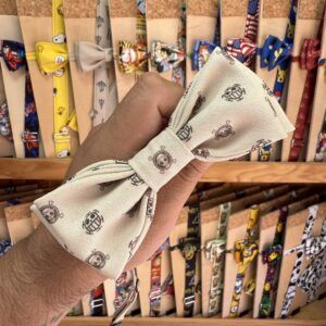 Lazo de tela con estampado de calaveras, estilo bandana, en tienda de accesorios para mascotas.