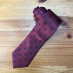 Banda de cor burdeos con logo de Carmenatis, ideal para moda y accesorios elegantes.