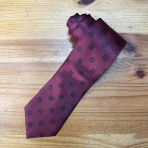 Banda de cor burdeos con logo de Carmenatis, ideal para moda y accesorios elegantes.