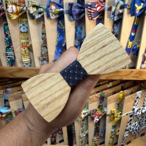 1. Lazo de madera con nudo de tela en estampado azul oscuro.