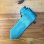 Corbata azul satinada para eventos formales y ocasiones especiales.