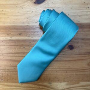 Corbata azul de seda, elegante y moderna, perfecta para ocasiones especiales y eventos formales.
