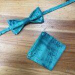 Corbata y pañuelo turquesa de seda con estampado artístico.