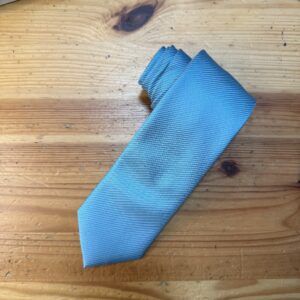 Corbata azul a rayas para eventos y ocasiones formales, fabricación de calidad y estilo elegante.