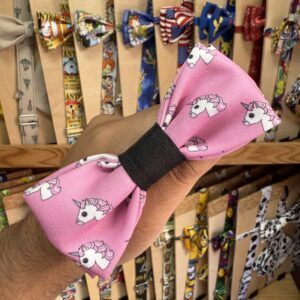Colorido lazo de tela rosa con diseño de unicornios blancos y detalles en rosa. Ideal para accesorios y decoración.